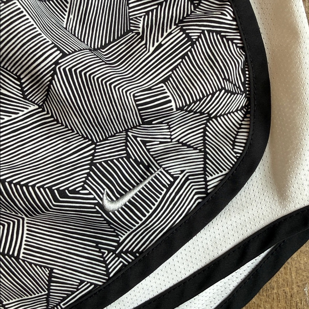 Nike Dri-Fit Women’s Lined Athletic Shorts Black White Geometric Striped XS - Picture 4 of 10